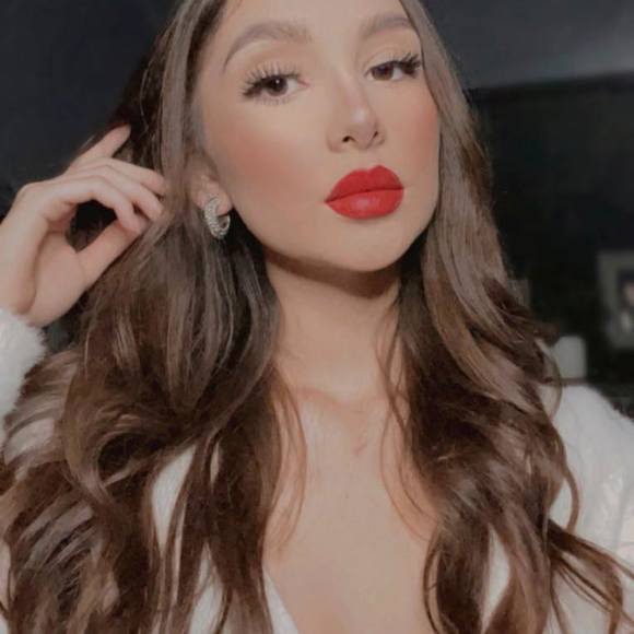 Profile Picture of Aileen Melendez (@aileenmelend741) on Poshmark