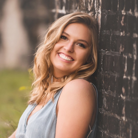 Profile Picture of Chloe Baer (@chloebaer) on Poshmark