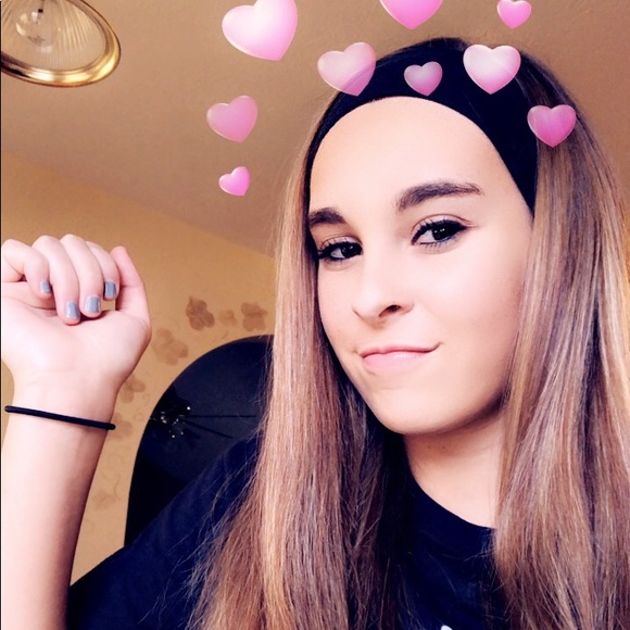 Profile Picture of Kaylee Case (@kaylee_case) on Poshmark