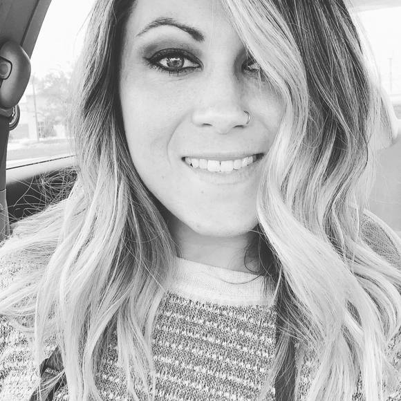 Profile Picture of Brookelyn Fowler (@brookelynjade32) on Poshmark