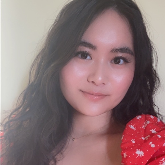 Profile Picture of Stephanie Loo (@sloo97) on Poshmark