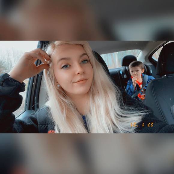 Profile Picture of Elizabeth Weyler (@e_weyler) on Poshmark