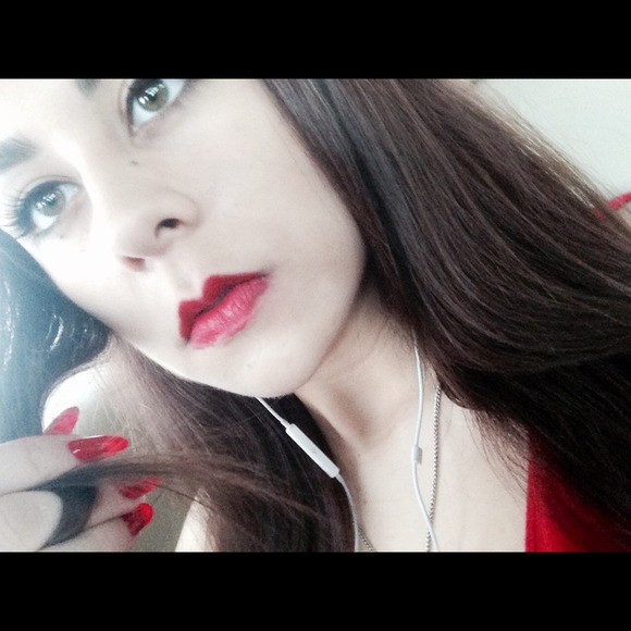 Profile Picture of Daniella Valdespino (@danivaldespino_) on Poshmark