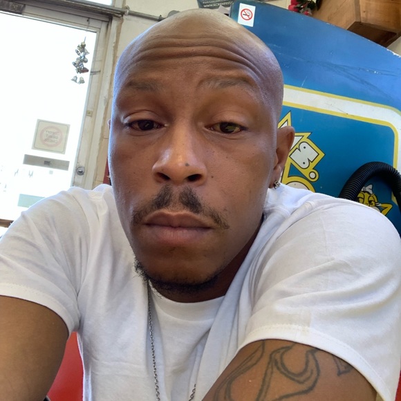 Profile Picture of Shaun Mathews (@shauncm82) on Poshmark