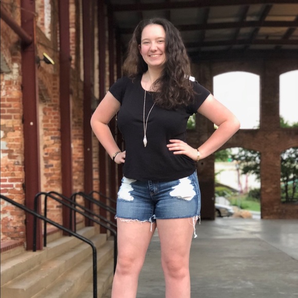 Profile Picture of Allison Urove (@allisonurove) on Poshmark