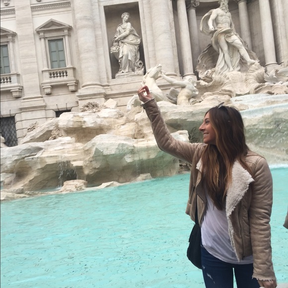Profile Picture of Alexa Ebner (@aebner95) on Poshmark