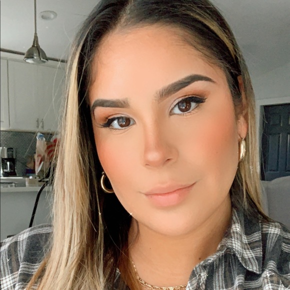 Profile Picture of Brianna Schook (@hellobribri) on Poshmark