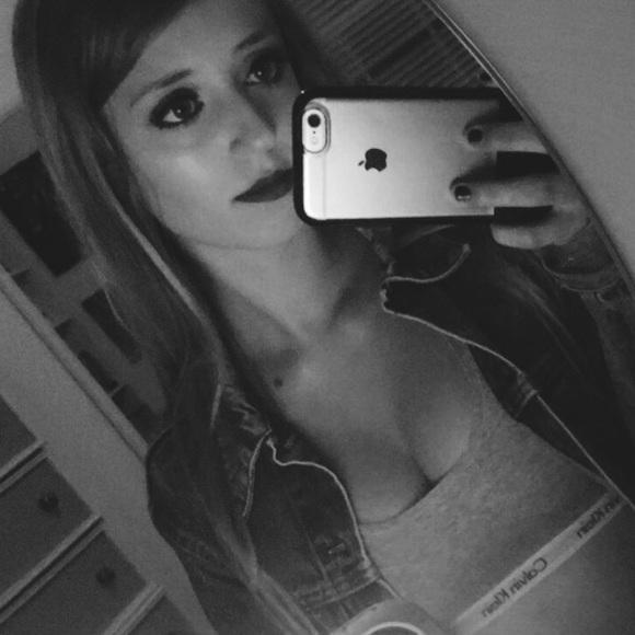 Profile Picture of Hannah Bronaugh (@hannahbronaugh_) on Poshmark