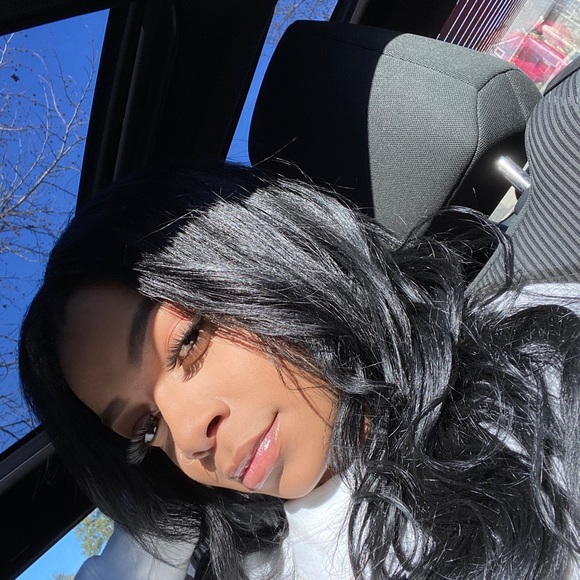 Profile Picture of Ariel Young (@arielyoung231) on Poshmark