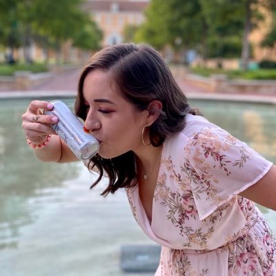 Profile Picture of  ✨champagneproblems ✨ (@emilybarron98) on Twitter