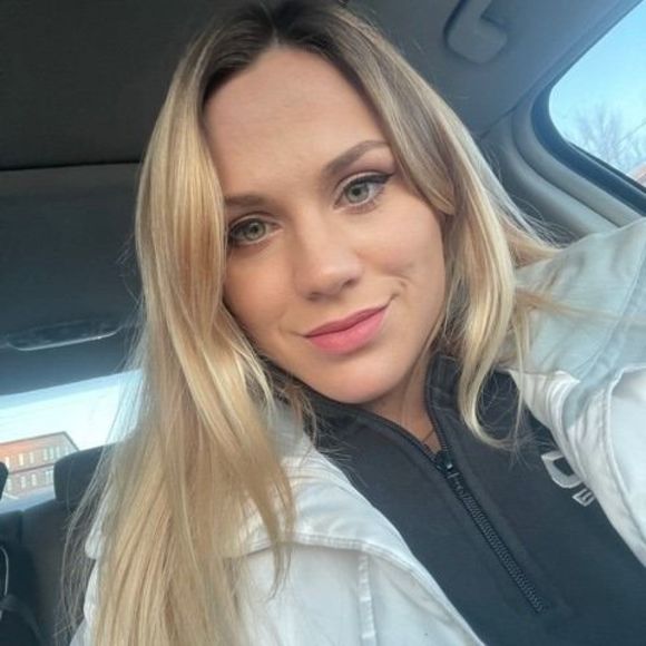 Profile Picture of Jozlyn Petsche (@petschejozlyn) on Poshmark