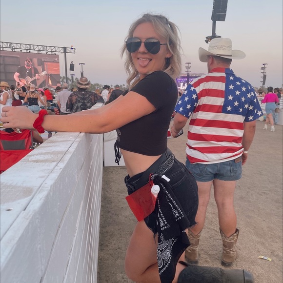 Profile Picture of Madison Westerhouse (@mwesterhouse) on Poshmark