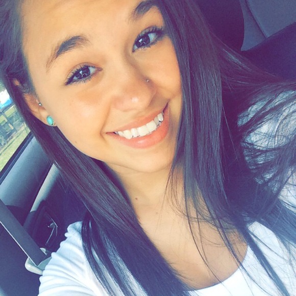 Profile Picture of Danielle Luciano (@dani_lucianoo) on Poshmark