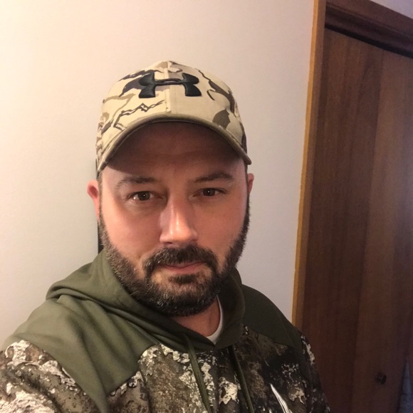 Profile Picture of Craig Petrie (@craig365) on Poshmark