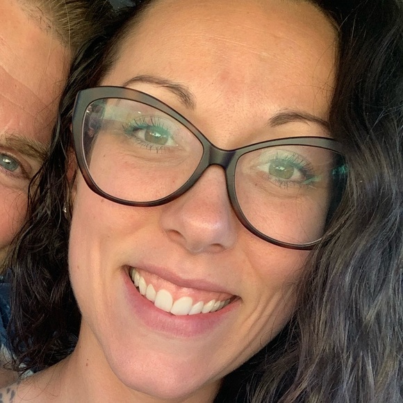 Profile Picture of Elizabeth Ciro (@elizabethciro) on Poshmark