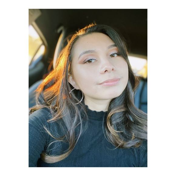 Profile Picture of Vivian Nevarez (@viviann36) on Poshmark