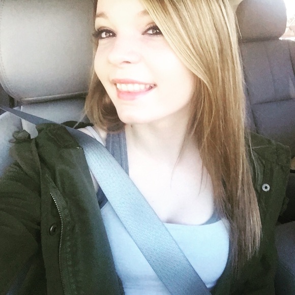 Profile Picture of Alyssa Humberson (@alyssamnicole) on Poshmark