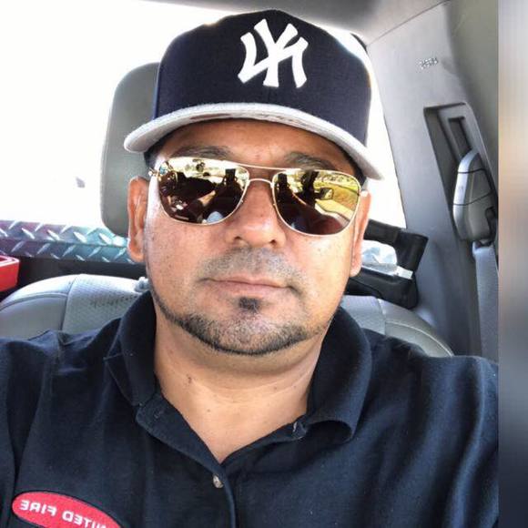 Profile Picture of Alex Roa (@alexroa9) on Poshmark