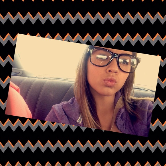 Profile Picture of Alyssa Potts (@alyssabae) on Poshmark