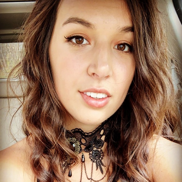 Profile Picture of Haley Bradford (@haylohbra) on Poshmark