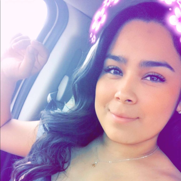Profile Picture of Arely Solis (@arelysolis23) on Poshmark