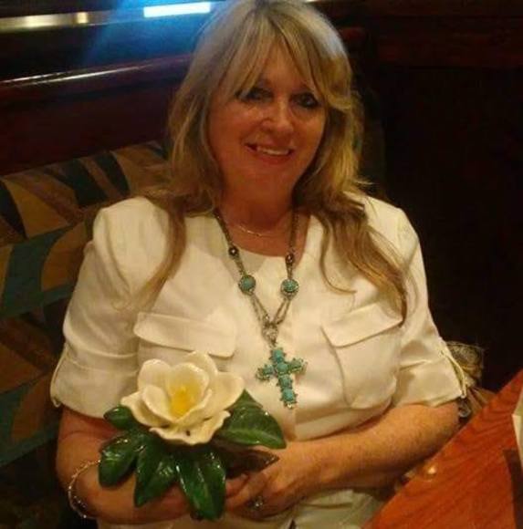 Profile Picture of Angelia Mungle (@angeliamungle) on Poshmark