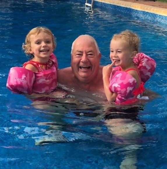 Robert Reichel - Poshmark Profile Picture of Robert Reichel (@delibob182) on Poshmark