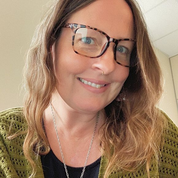 Profile Picture of Lora Benson (@lorabenson) on Poshmark