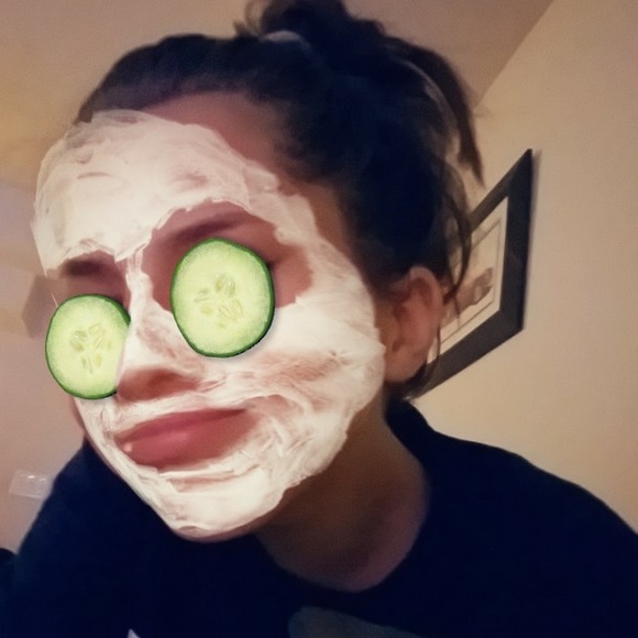 Profile Picture of Wow Noey (@noelleyreneau) on Poshmark