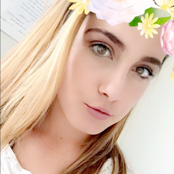 Profile Picture of Nicole Bonneau (@nicole_b17) on Poshmark