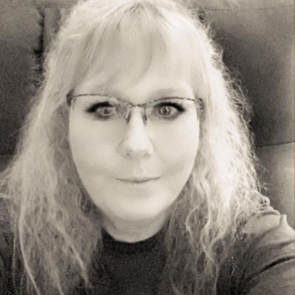 Profile Picture of Lisa Schuermann mills (@lisaschuerma412) on Poshmark