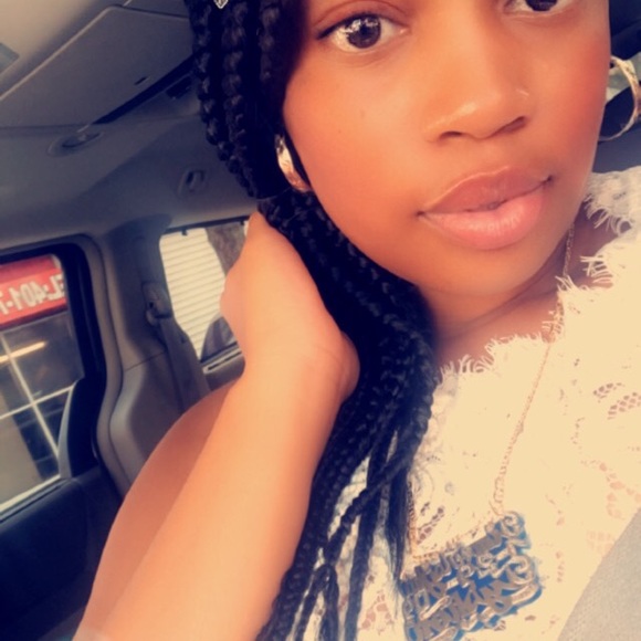 Profile Picture of Tee Debritto (@amarilove13) on Poshmark