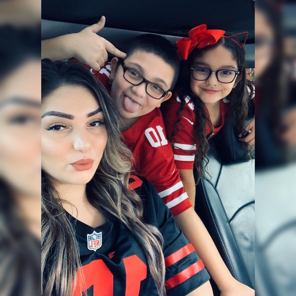Profile Picture of Valerie Aranda (@valerie1912) on Poshmark