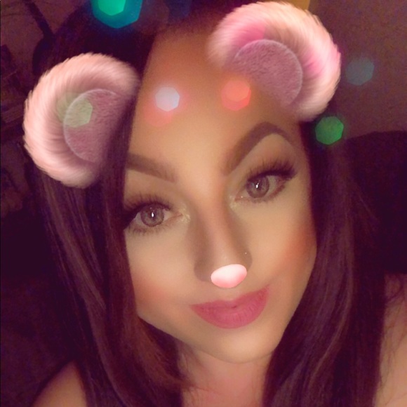 Profile Picture of Danielle Baio (@dbaio7984) on Poshmark