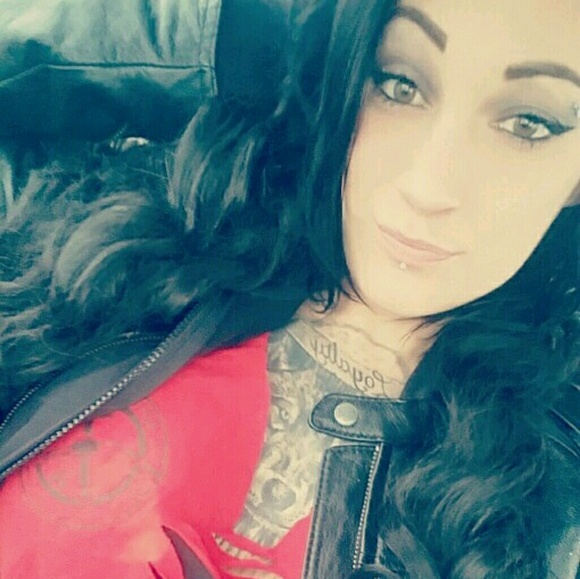 Profile Picture of Shawna Dickenson (@s_dickenson) on Poshmark