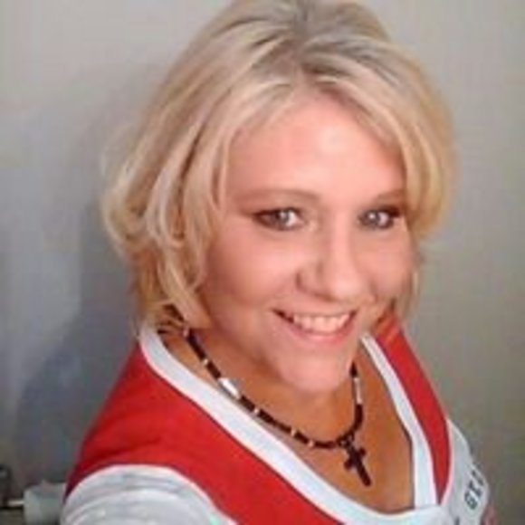 Profile Picture of Lisa Conquest (@laconquest) on Poshmark