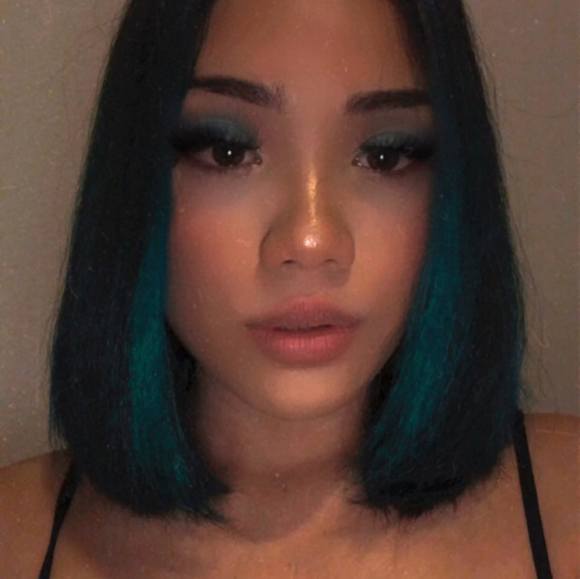 Profile Picture of Shellsea Kekahuna (@shellseak) on Poshmark