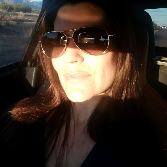 Elizabeth Billett - Poshmark Profile Picture of Elizabeth Billett (@shrugs777) on Poshmark