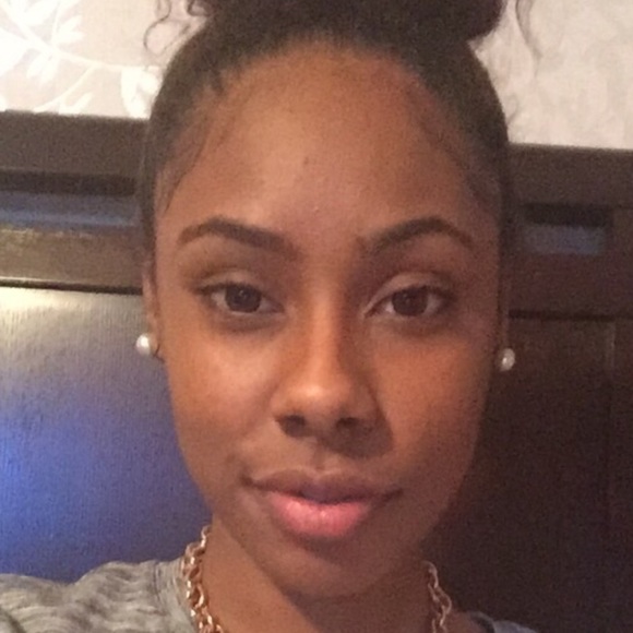 Profile Picture of Victoria Reynolds (@ohthatsteigh) on Poshmark