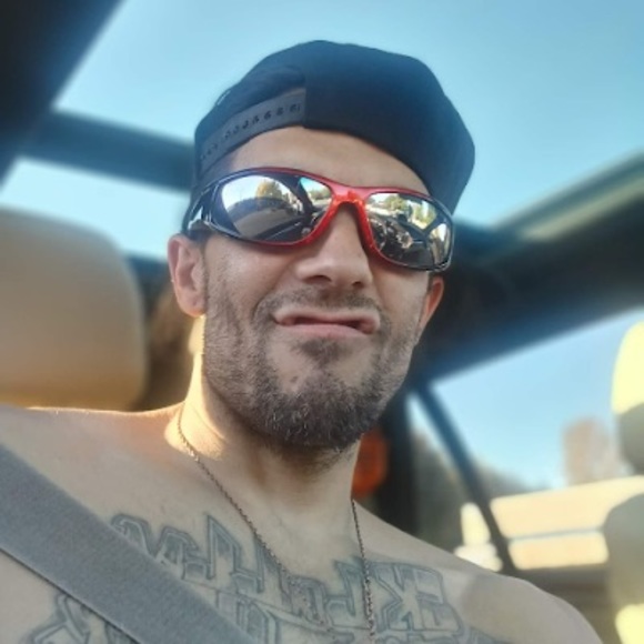 Profile Picture of Richard Roberts (@robertstnb365) on Poshmark