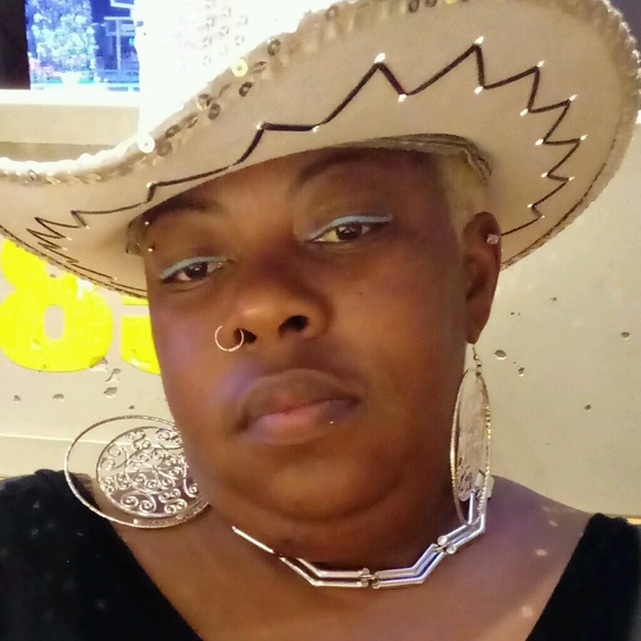 Profile Picture of Corsandra Smith (@corsandra) on Poshmark