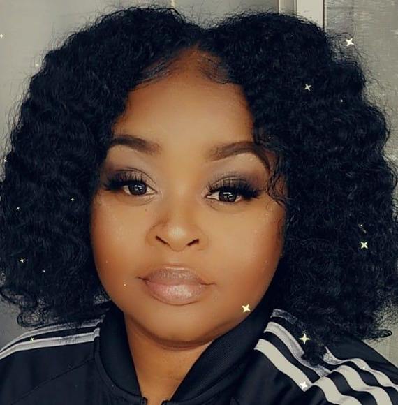 Profile Picture of Larisheka Smith (@larishekasmith) on Poshmark