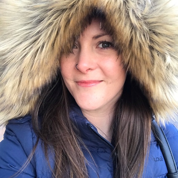 Profile Picture of Robin Cullen (@robincullen) on Poshmark