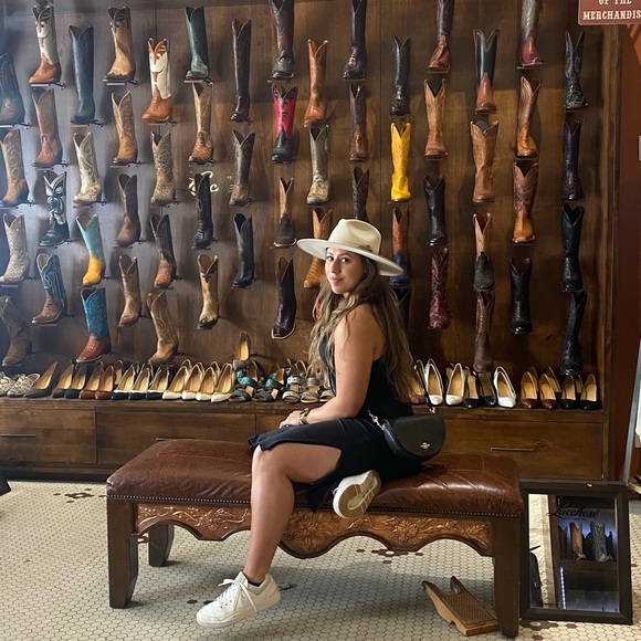 Profile Picture of Jeannell Franceschi (@jeannellf) on Poshmark