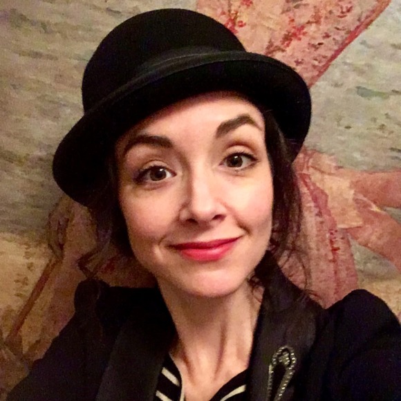 Profile Picture of Amy Scott (@ammo12) on Poshmark