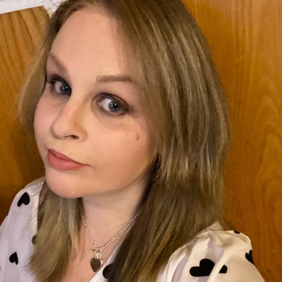 Profile Picture of Amber Hacker (@alkconfession) on Poshmark