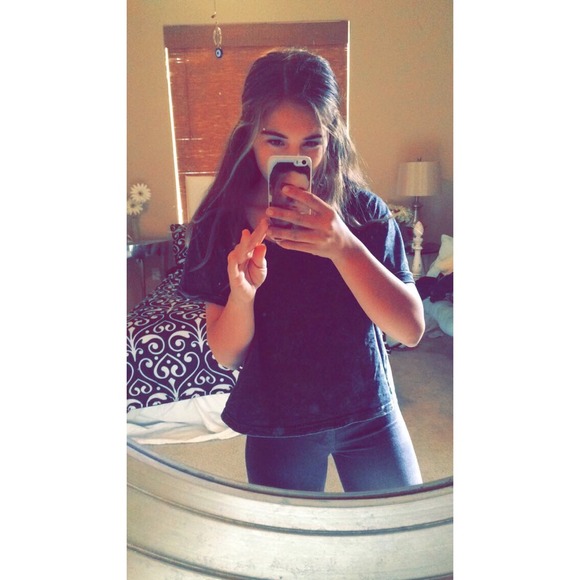 Profile Picture of Allee Squyres (@alleeee3) on Poshmark