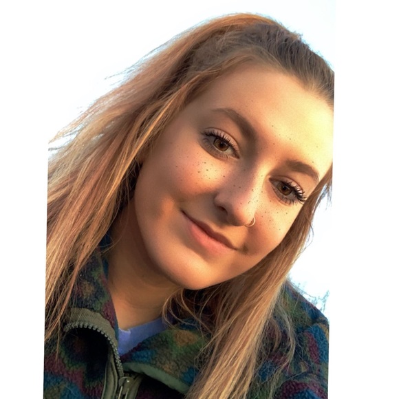 Profile Picture of Aly Bixby (@a_bixby) on Poshmark