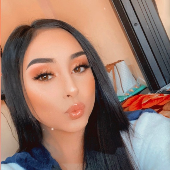 Profile Picture of Isabel Hernandez (@xxiisabel) on Poshmark