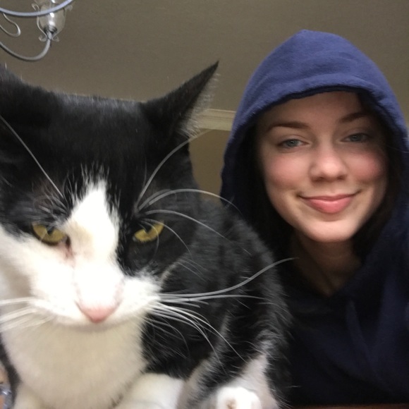 Profile Picture of Abby Cascarelli (@abbycascarelli) on Poshmark